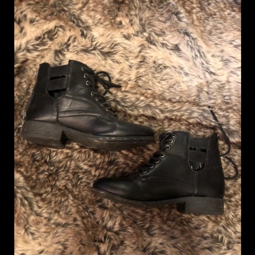CUT OUT COMBAT BOOTS SIZE 7.5